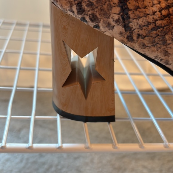 Elegant Snake Print Block Heel Shoes - Picture 3 of 4